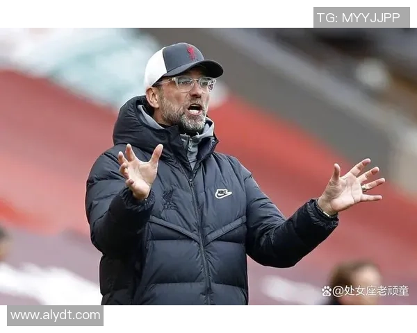 足球场上的笑脸明星男孩展现激情与活力的完美瞬间