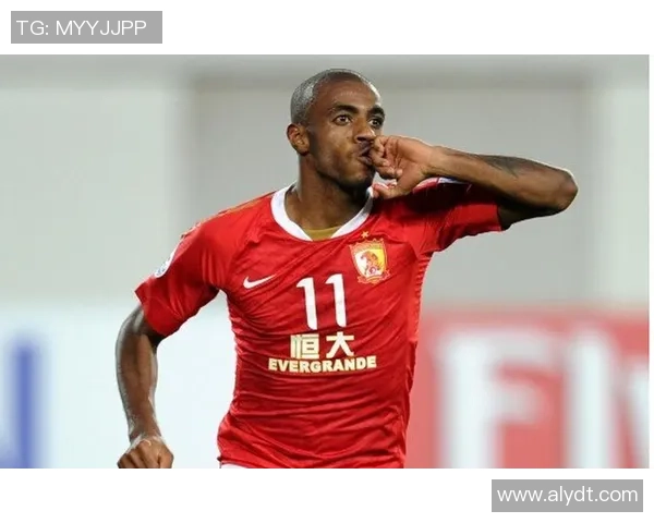 足球明星因涉嫌违法行为被警方拘留引发热议与关注